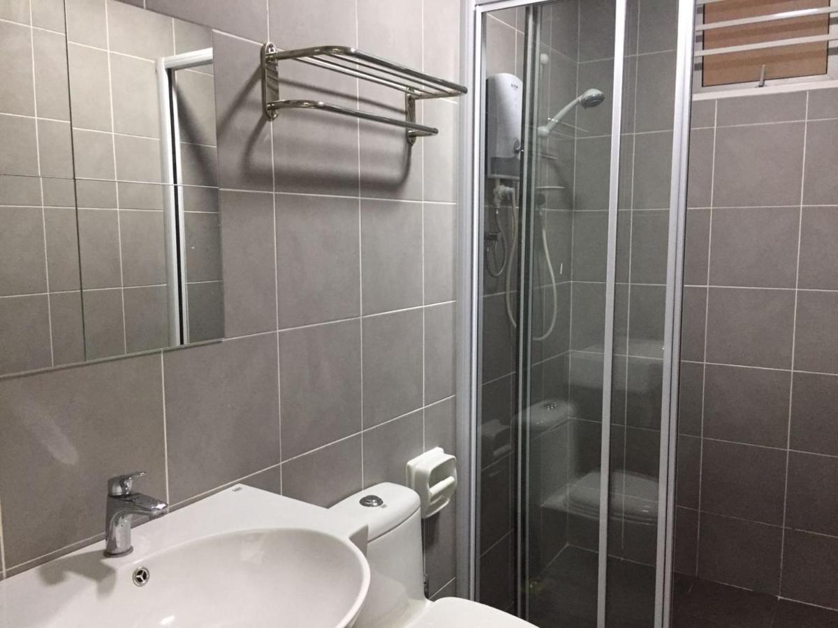 Del'S Guesthouse @ Southville Same Level With Pool Fits 8 Bangi Kültér fotó